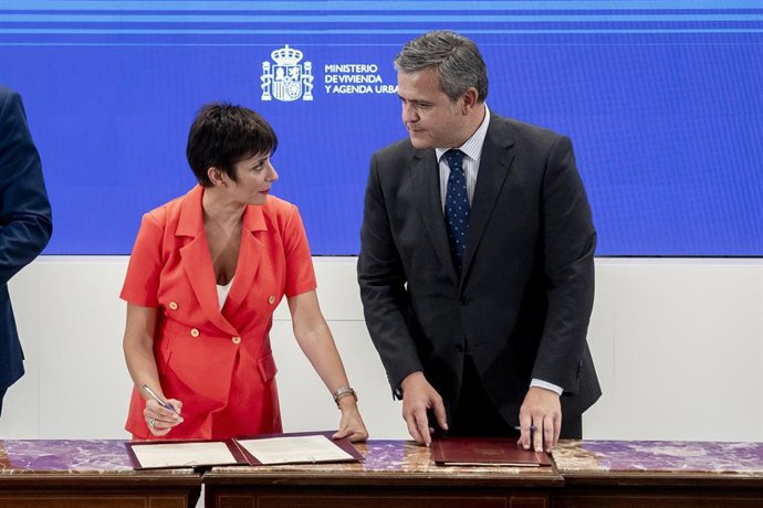 Archivo - La ministra de Vivienda y Agenda Urbana, Isabel Rodríguez, y el consejero de Vivienda de la Comunidad de Madrid, Jorge Rodrigo Domínguez