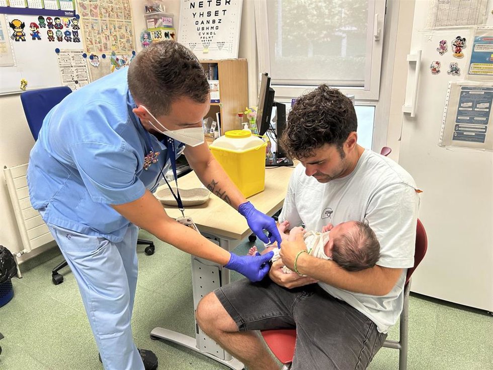 Un bebé recibe la vacuna contra la bronquiolitis en el centro de salud de Sopelana.