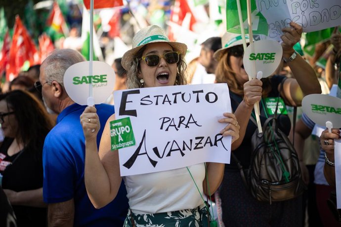 Manifestantes durante uma manifestação de funcionários do Sistema Nacional de Saúde (SNS) em frente ao Hospital Geral Universitário Gregorio Marañón, em 16 de setembro de 2025, em Madri (Espanha). Os funcionários do Sistema Nacional de Saúde (SNS) de quas
