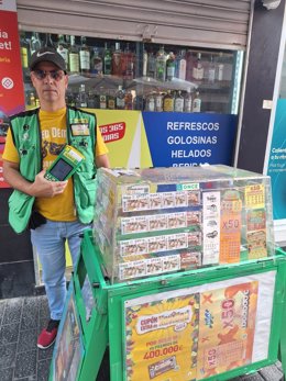 El vendedor de la ONCE Jorge Luis Cano, que ha repartido la suerte en Las Palmas de Gran Canaria en el sorteo del 15 de septiembre