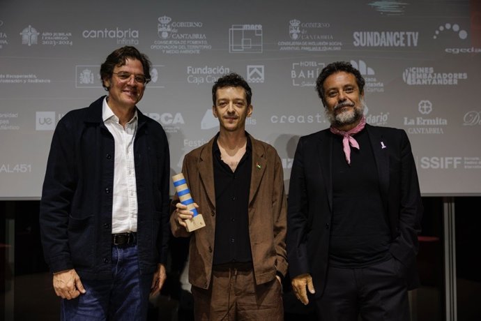 Pérez Biscayart defiende la "resistencia" de la cultura al recibir el Faro Dos Orillas del Festival de Cine de Santander