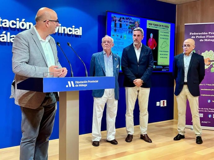 El vicepresidente y diputado provincial de Cultura, Manuel López Mestanza, con el presidente de la Federación Provincial de Peña Flamencas, Juan Recio, y el concejal de Cultura de Mijas, Juan Carlos Maldonado