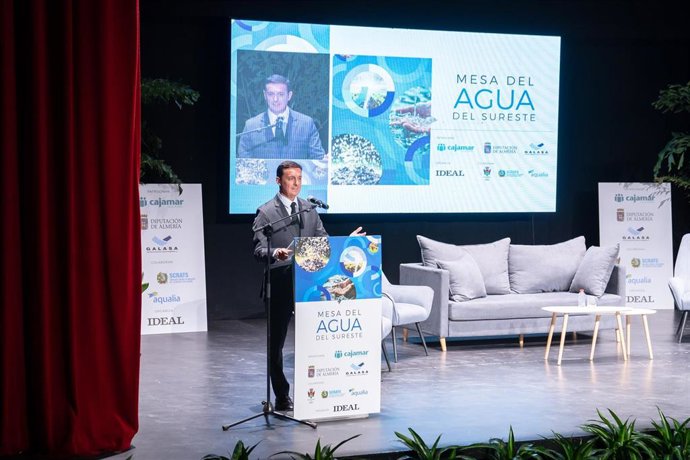 El presidente de la Diputación de Almería, Javier Aureliano García, en la Mesa del Agua del Sureste celebrada en Pulpí (Almería).