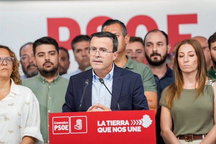 El secretario general del PSOE de Extremadura, Miguel Ángel Gallardo, comparece en rueda de prensa acompañado por numerosos alcaldes socialistas de localidades afectadas por el conflicto del transporte escolar.