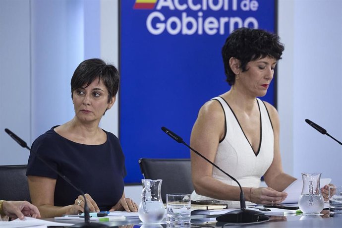 La ministra de Vivienda, Isabel Rodríguez (i) y la ministra de Inclusión, Seguridad Social y Migraciones, Elma Saiz (d)