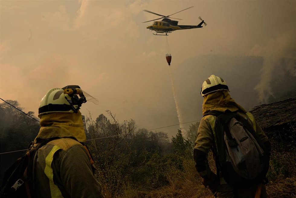 Efectivos de emergencias trabajan para extinguir el fuego durante un incendio registrado en agosto.
