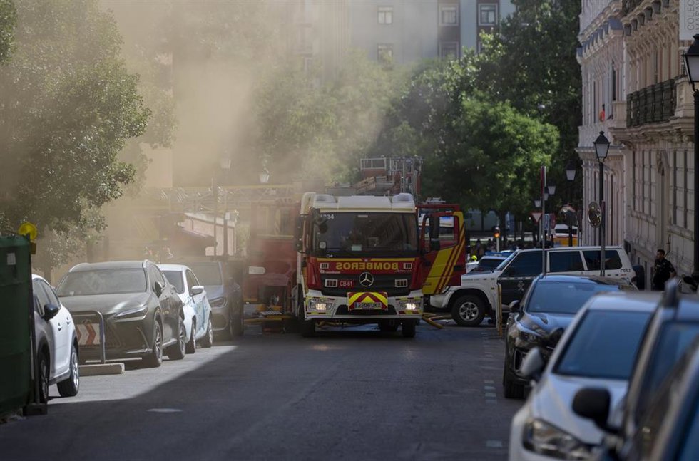 Un camión de bomberos entre el humo procedente del incendio del restaurante Ñaño Madrid, en la calle Amador de los Ríos, a 16 de septiembre de 2025, en Madrid (España). La cocina del restaurante de comida peruana 'Ñaño Madris' ha sufrido un incendio a