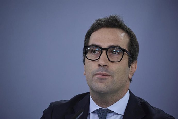 El ministro de Economía, Carlos Cuerpo, durante una rueda de prensa posterior a la reunión del Consejo de Ministros, en el Palacio de la Moncloa, a 16 de septiembre, en Madrid (España). El Consejo de Ministros ha aprobado coeficientes reductores para los 