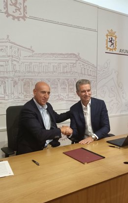 El alcalde de León, José Antonio Diez (izquierda) y el director general del centro de HP en León, Miguel Ángel Turrado (derecha), tras firmar un convenio de colaboración entre ambas entidades.