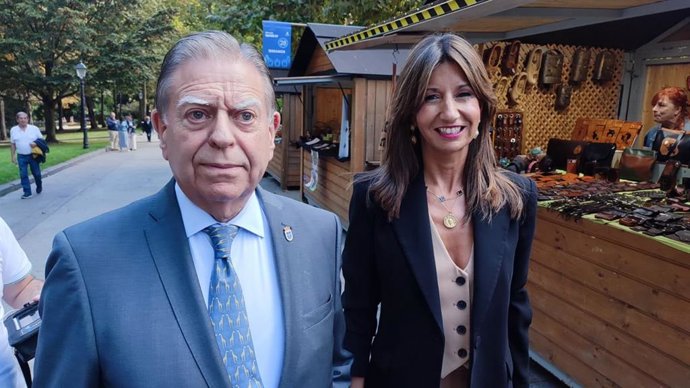 El alcalde de Oviedo, Alfredo Canteli, y la concejala de Economía, Leticia González, visitan los puestos del mercado de San Mateo.