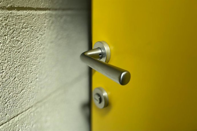 Por qué algunas personas cubren los pomos de las puertas con papel de aluminio (y no tiene que ver con los ladrones)