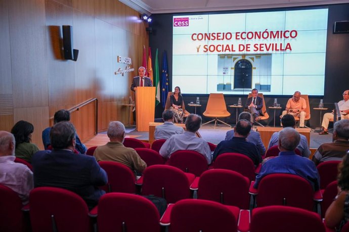 El delegado de Hacienda del ayuntamiento de Sevilla, Juan Bueno, participa en el Consejo Económico y Social de Sevilla.