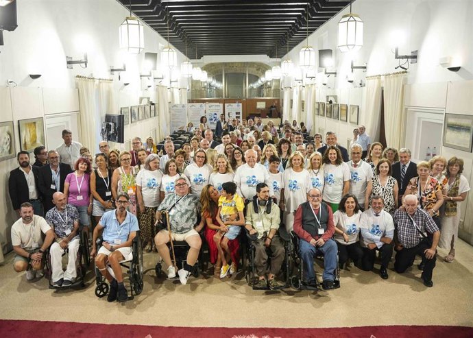 Representantes y usuarios de Adacca celebran el 25 aniversario de la asociación en el Parlamento andaluz.