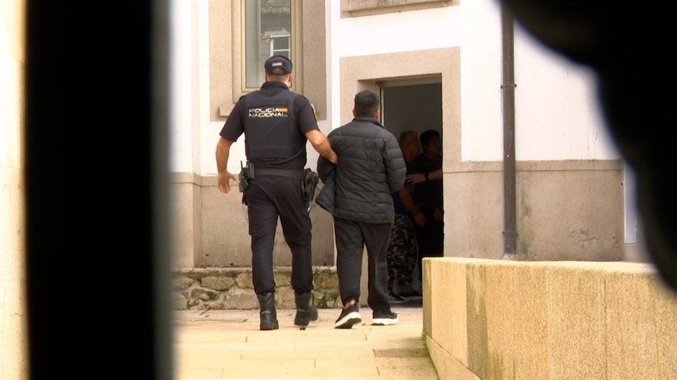 Pase a disposición judicial de detenidos por el alijo de droga en A Pobra do Caramiñal (A Coruña)