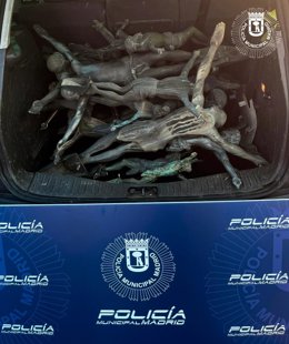 Detenidos un padre y un hijo por el robo de 32 crucifijos de cementerios de Madrid