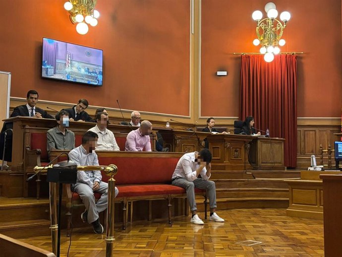 Los 5 acusados de agredir sexualmente a 3 mujeres y grabar a una cuarta mientras mantenía relaciones sexuales consentidas y difundir el vídeo en la Audiencia de Barcelona