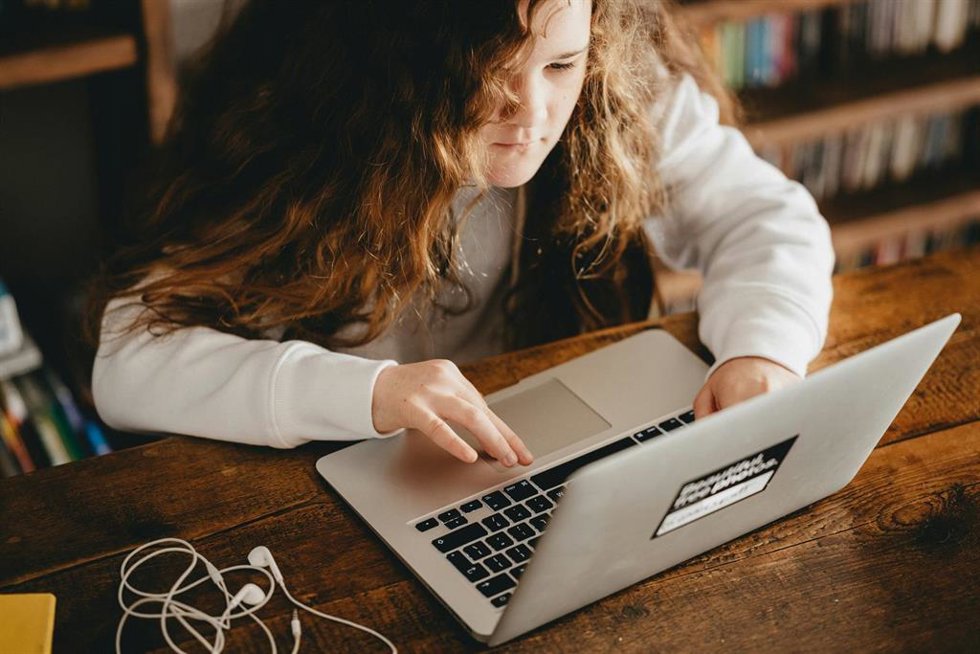 Recurso de adolescente estudiando con un ordenador