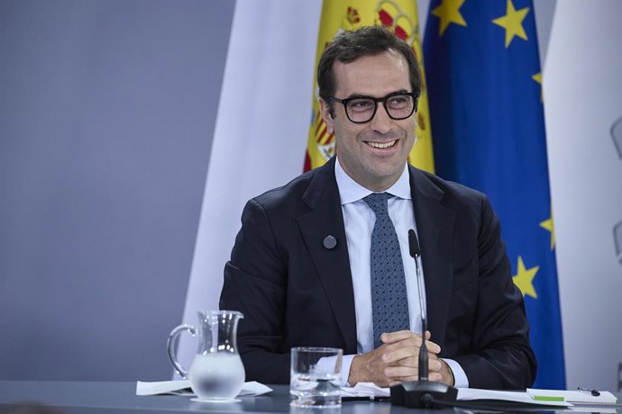 El ministro de Economía, Carlos Cuerpo, durante una rueda de prensa posterior a la reunión del Consejo de Ministros, en el Palacio de la Moncloa, a 16 de septiembre, en Madrid (España). El Consejo de Ministros ha aprobado coeficientes reductores para los 