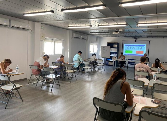 Celebración del examen con la Dra María Ruano y el inspector de la sociedad científica europea de Anestesiología Dr Zeev Goldik como responsables.