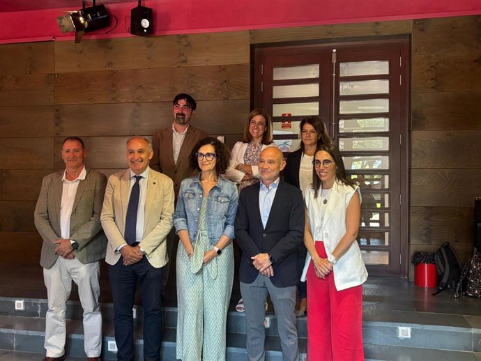 El rector de la Universidad de Valladolid, Antonio Largo, y el directo de la Cámara de Comercio, Victor Caramanzana.