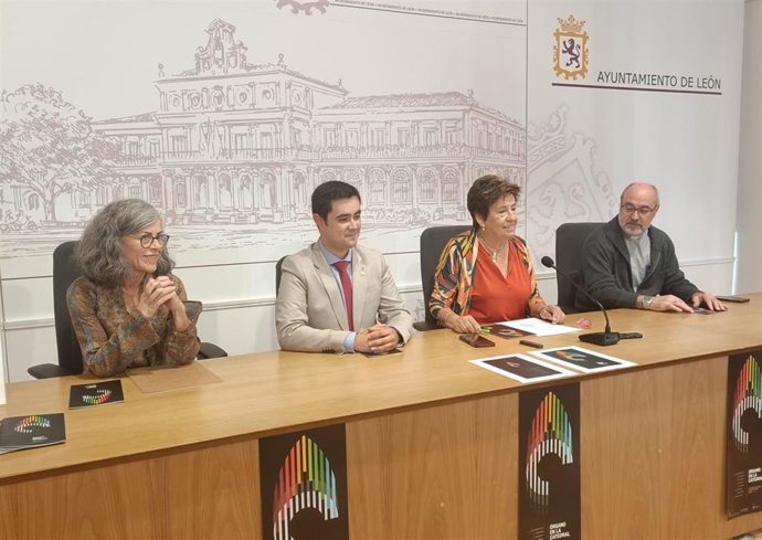 La concejala de Acción y Promoción Cultural de León, Elena Aguado (segunda por la derecha), en la presentación del Ciclo 'Órgano en la Catedral'.