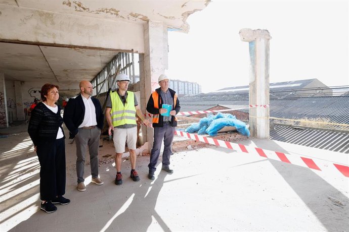 La alcaldesa de Gijón, Carmen Moriyón, y el concejal de Urbanismo de Gijón, Jesús Martínez Salvador, visitan las obras de demolición de la nave de Flex.