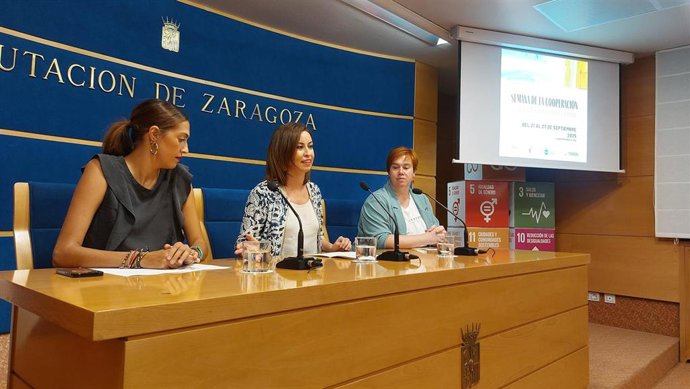La diputada delegada de Solidaridad y Cooperación al Desarrollo de la DPZ, Nerea Marín; la alcaldesa de Ejea y vicepresidenta de la DPZ, Teresa Ladrero; y al vicepresidenta de la FAS, Laura Agustín.