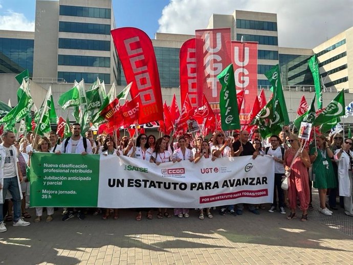 Concentracion de sanitarios valencianos para exigir seguir negociaciando el Estatuto Marco
