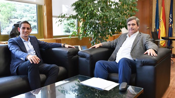 Archivo - Miguel Cardenal (Presidente del Consejo Superior de Deportes) y David Cabello (Presidente de la gestora de la Federación Española de Bádminton) Federación Española de Bádminton