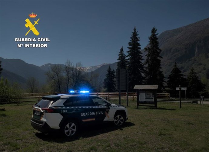 Vehículo de la Guardia Civil en el que fueron trasladados los senderistas extraviados.