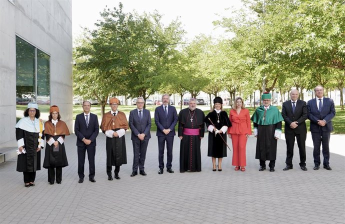 Foto de familia en el acto de inicio de curso de la USJ.