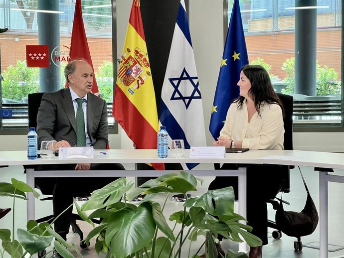 Archivo - El consejero de Digitalización de la Comunidad de Madrid, Miguel López-Valverde, en un encuentro en mayo de 2025 con la directora de la Misión Económica en España y la asesora de Innovación y Comercio de la Misión Económica de la Embajada de Isr