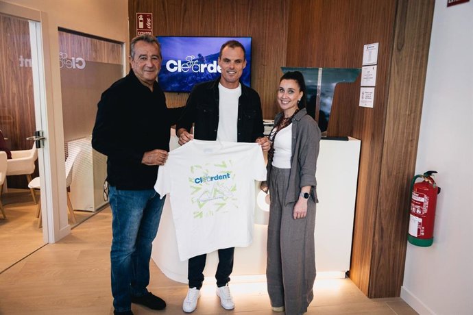 El CEO de Titan World Series, Jesús García, la responsable de Gestión del Talento de Cleardent en Madrid, Amaia López, y el ciclista Luis León Sánchez.