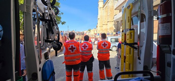 Voluntarios de Cruz Roja durante el Toro de la Vega.