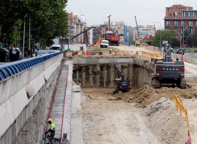Archivo - Operarios trabajando en las obras de la autovía A5