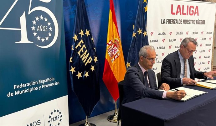 El secretario general de la FEMP, Luis Martínez-Sicluna, y el director de Relaciones Institucionales de LaLiga, José Antonio Montero, firman un acuerdo contra la intolerancia.