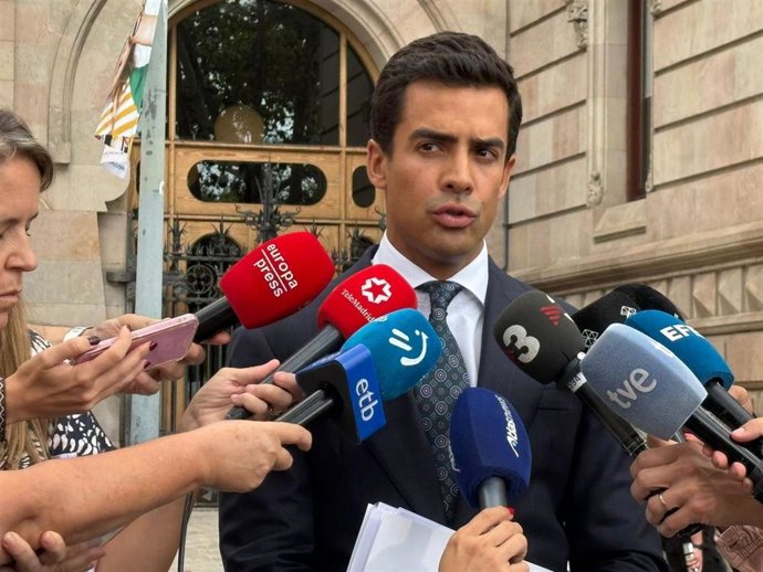 El abogado Juago Ospina, que ejerce la defensa de dos de los acusados de 'la manada de Castelldefels' (Barcelona), frente a la Audiencia de Barcelona este martes