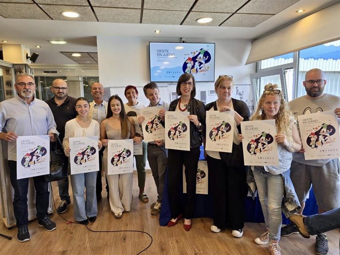 La presidenta de la Autoridad Portuaria de Gijón, Nieves Roqueñí (en el centro), durante la presentación de la  jornada 'Oeste en Juego'.
