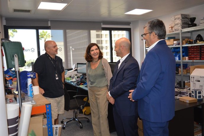 La consejera de Empleo, Rocío Blanco, ha visitado la empresa Nazaríes Intelligenia