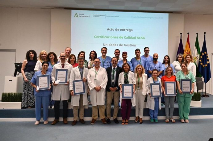 Entrega de certificaciones de acreditaciones de unidades del Hospital Clínico de Málaga.