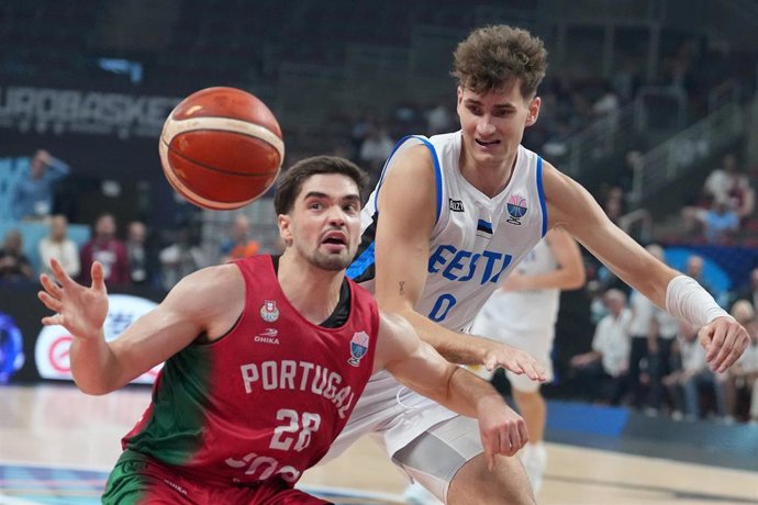 Henri Drell (derecha) en una acción del partido entre Estonia y Portugal en el EuroBasket 2025