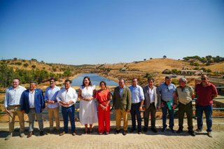 La consejera de Sostenibilidad y Medio Ambiente, Catalina García preside la foto de familia en el acto de inauguración de las obrasdel primer tramo del ‘Corredor Verde Río Tinto’.