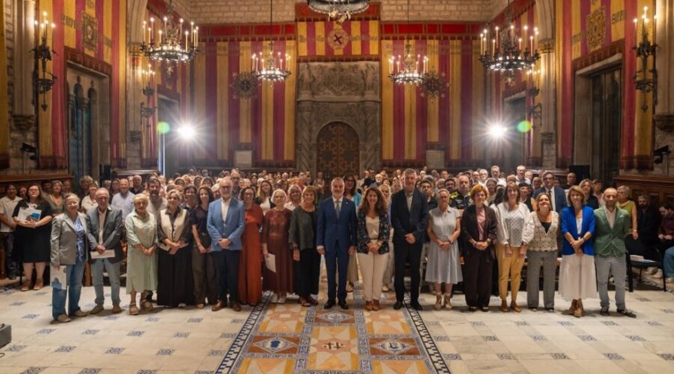 Presentación de la 'Estrategia por el Alzheimer y otras demencias 2025-2030' en el Saló de Cent del Ayuntamiento de Barcelona