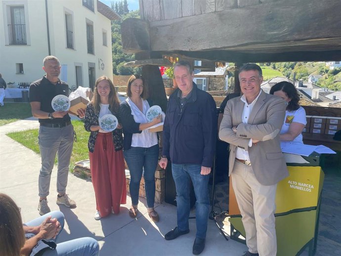 El consejero de Medio Rural, Marcelino Marcos, y el alcalde de Cangas del Narcea, José Luis Fontaniella.