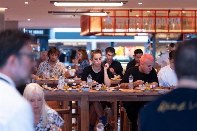 Archivo - Varias personas comen durante la presentación del Time Out Market, en el Centro Comercial Maremagnum, a 3 de julio de 2024, en Barcelona, Catalunya (España)
