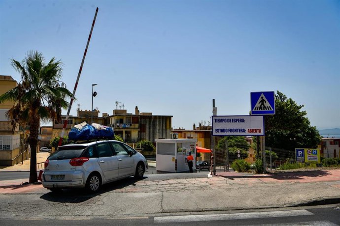 Archivo - Un coche pasa por la frontera de Ceuta a Marruecos.
