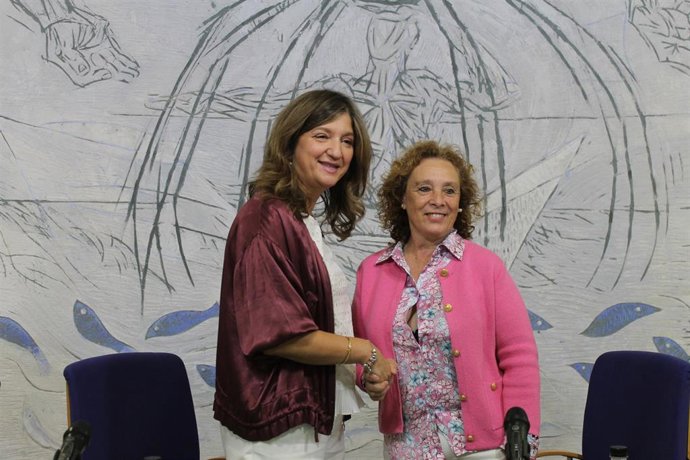 La rectora de la ULE, Nuria González (izquierda) y la presidenta de Cáritas León, Aurora Baza (derecha), tras firmar el convenio marco de colaboración.