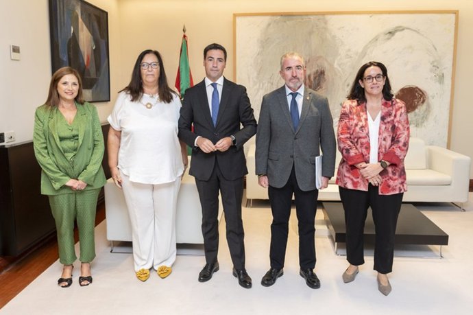 El Lehendakari, Imanol Pradales, y la consejera de Justicia, María Jesús San José, se reúnen con representantes de la AVT