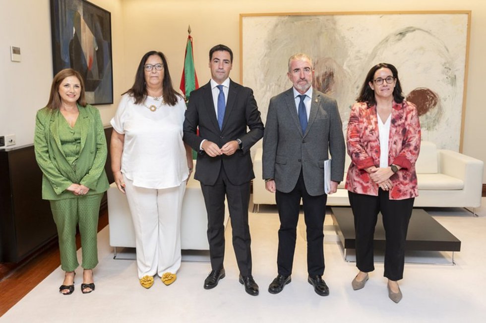 El Lehendakari, Imanol Pradales, y la consejera de Justicia, María Jesús San José, se reúnen con representantes de la AVT