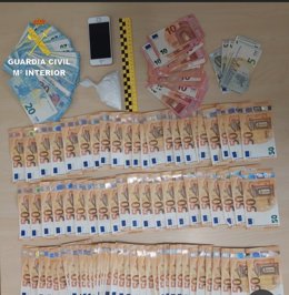 Dinero en efectivo y cocaína intervenida a un conductor que fue interceptado por la Guardia Civil en Tomiño (Pontevedra).